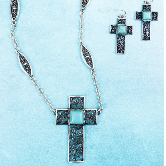 ❤️NWT BOUTIQUE SILVERTONE FILIGREE TURQUOISE CROSS NECKLACE AND EARRING SET - Picture 1 of 1